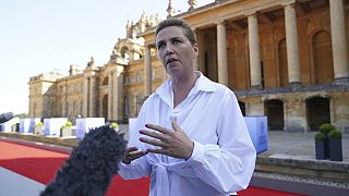 A primeira-ministra da Dinamarca, Mette Frederiksen, fala aos meios de comunicação social na cimeira da Comunidade Política Europeia no Palácio de Blenheim, em Woodstock.