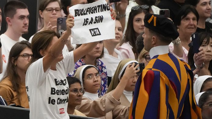 Proteste animaliste durante l'udienza del Papa