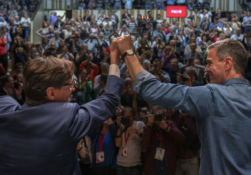 Pedro Sánchez com Salvador Illa, vencedor das eleições na Catalunha. 