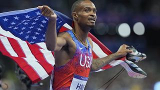 L'Américain Quincy Hall célèbre sa victoire en finale du 400 mètres masculin aux Jeux olympiques d'été de 2024, le mercredi 7 août 2024, à Saint-Denis, en France.