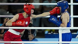 Lin Yu-ting, de Taiwan, à esquerda, luta contra Esra Yildiz, da Turquia, na semifinal feminina de boxe de 57 kg nos Jogos Olímpicos de verão de 2024, quarta-feira, 7 de agosto