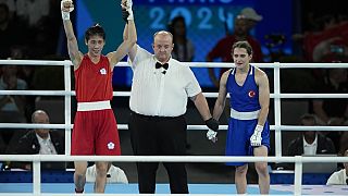 Lin Yu-ting (links) aus Taiwan gewinnt das Halbfinale des Frauenboxen bis 57 kg gegen die Türkin Esra Yildiz. Paris, 7. August 2024.