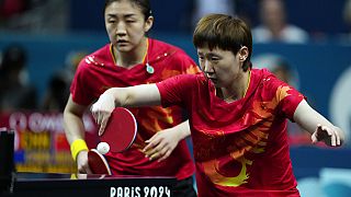 Las chinas Wang Manyu, en primer plano, y Chen Meng juegan contra las taiwanesas Chen Szu-Yu y Chien Tung-Chuan durante un partido de tenis de mesa de cuartos de final por equipos femeninos de los Juegos Olímpicos de París.