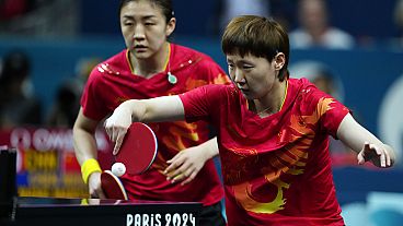 Las chinas Wang Manyu, en primer plano, y Chen Meng juegan contra las taiwanesas Chen Szu-Yu y Chien Tung-Chuan durante un partido de tenis de mesa de cuartos de final por equipos femeninos de los Juegos Olímpicos de París.