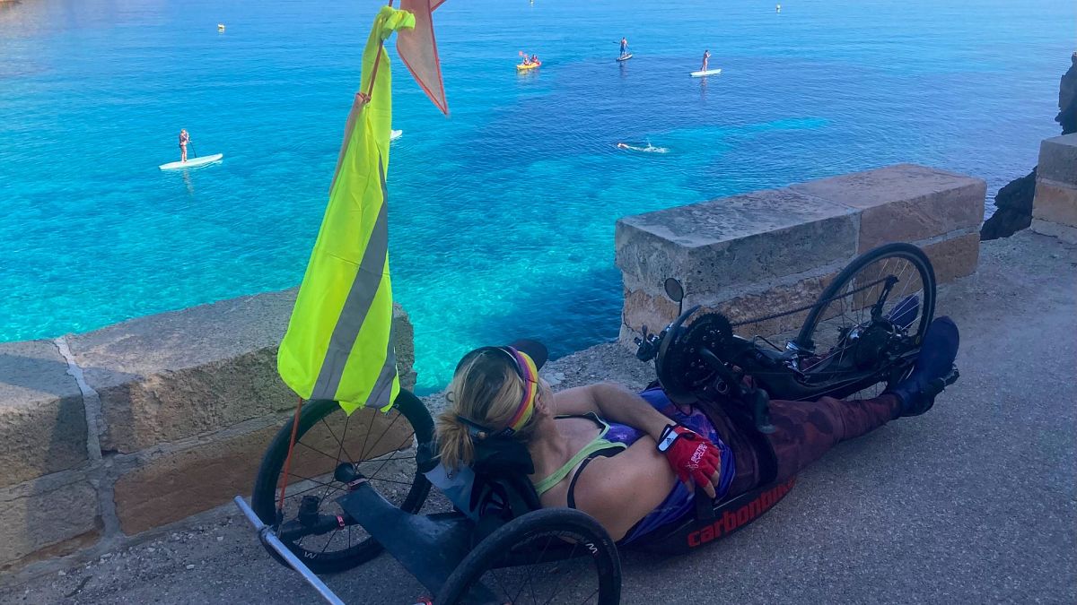 Karen Darke, medallista paralímpica, disfrutando de las vistas en Mallorca