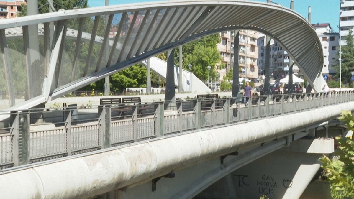 Puente sobre el río Iber en Mitrovica.