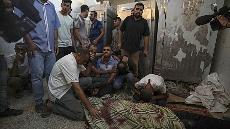 Les Palestiniens pleurent les victimes d'une frappe aérienne israélienne à Deir al Balah, dans la bande de Gaza, mardi 6 août 2024.