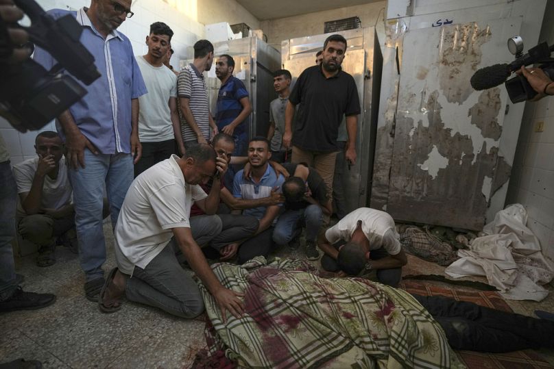 فلسطينيون يشيعون ضحايا غارة جوية إسرائيلية في دير البلح بقطاع غزة، الثلاثاء، 6 أغسطس/آب 2024