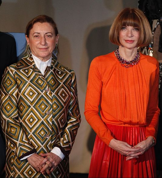 Miuccia Prada és Anna Wintour egy milánói divatbemutatón, 2012-ben