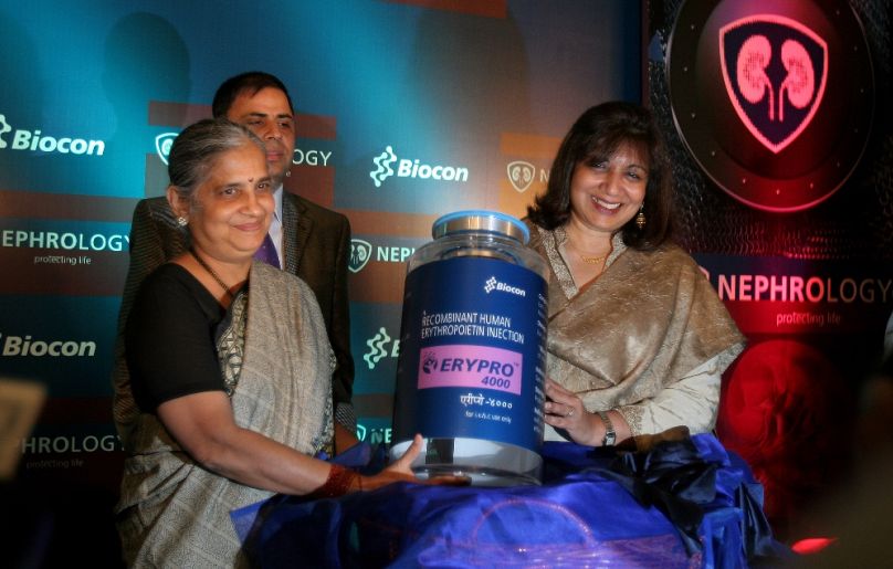 Kiran Mazumdar Shaw (j) and Founder, Infosys Foundation, Sudha Murty (b), az Infosys alapítvány vezetője, történetesen Rishi Sunak anyósa