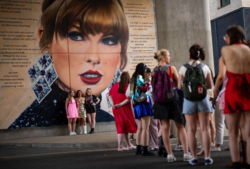 Taylor Swift falfestményét a londoni polgármester állíttatta ki az Eras-koncert előtt, 2024 júniusában