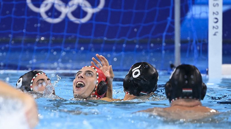 Magyar játékosok Vogel Somát (piros sapkában) és a győzelmet ünneplik az Olaszország elleni olimpiai vízilabda-negyeddöntő után a Paris La Défense Arénában 2024.08.07-én.