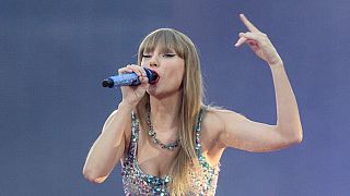 Taylor Swift, 13 Temmuz 2024 Cumartesi günü Eras Tour konseri için İtalya'nın Milano kentindeki San Siro stadyumunda sahne alıyor.