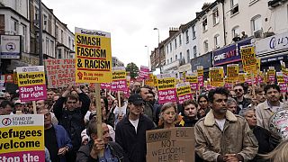 Manifestantes protestam contra um protesto anti-imigração de extrema-direita planeado em Londres, quarta-feira, 7 de agosto de 2024