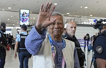 Nobel ödüllü Muhammed Yunus, 7 Ağustos 2024 Çarşamba günü Paris'in kuzeyindeki Roissy'de bulunan Charles de Gaulle havaalanında basına veda ediyor. (AP Fotoğrafı/Michel Euler)