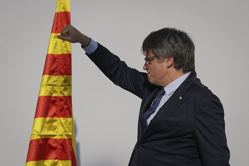 Puigdemont aparece en el escenario en Barcelona.