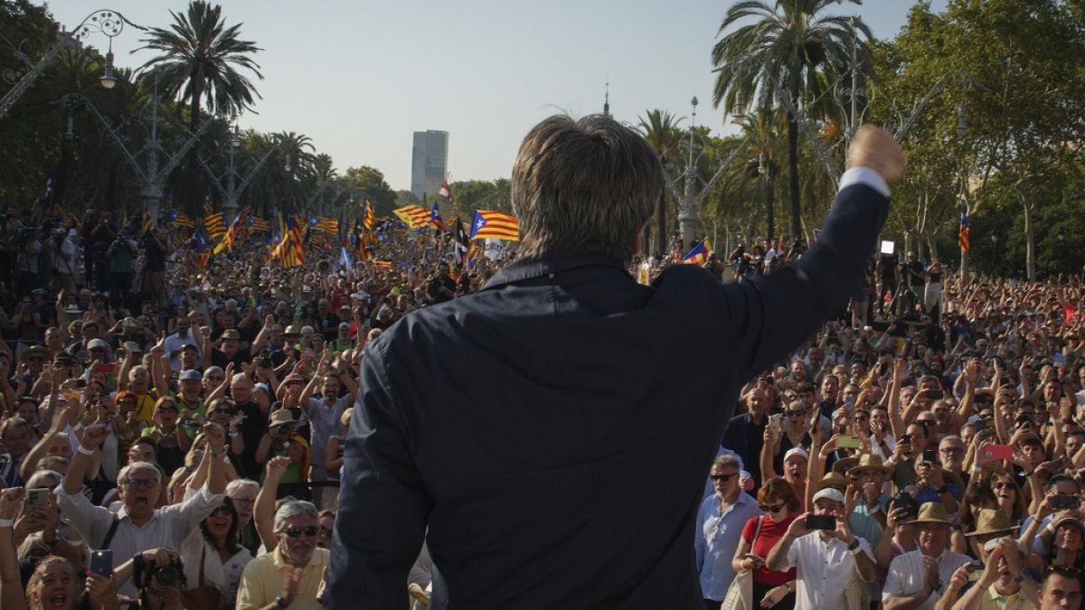 Carles Puigdemont bei seinem kurzen Auftritt in Barcelona am 8.8.24