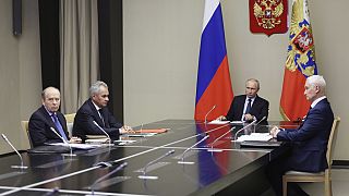 Il presidente russo Vladimir Putin presiede un incontro con il ministro della difesa Andrei Belousov, destra, il capo del servizio di sicurezza federale Ale