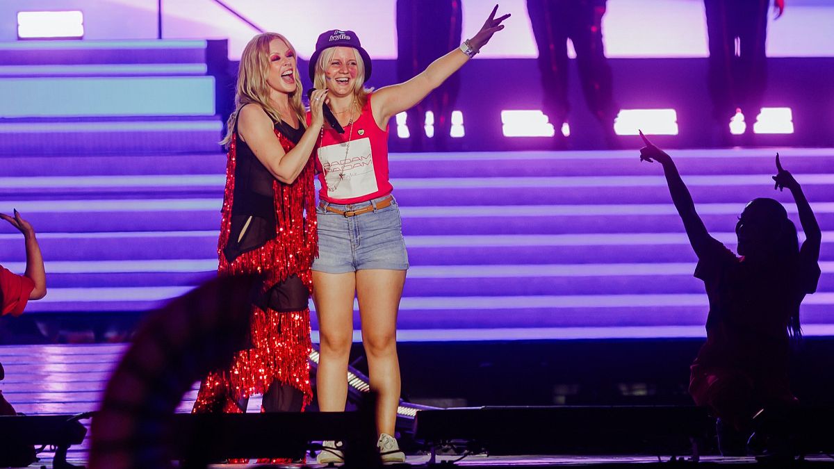 Kylie Minogue egy magyar rajongóval a Sziget nagyszínpadán