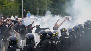 Des policiers font face à des manifestants lors d'une manifestation anti-immigration devant le Holiday Inn Express à Rotherham, en Angleterre, le dimanche 4 août 2024.