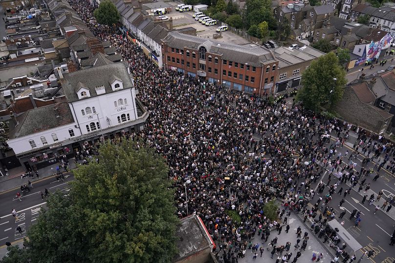 Vue aérienne de militants se rassemblant pour protester contre une manifestation anti-immigration d'extrême droite prévue à Walthamstow, Londres, le mercredi 7 août 2024.