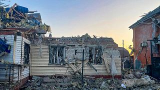 Cette photo publiée par le gouverneur par intérim de la région de Koursk, Alexei Smirnov, montre une maison endommagée par les bombardements ukrainiens dans la ville de Sudzha, à Koursk, le 6 août 2024.