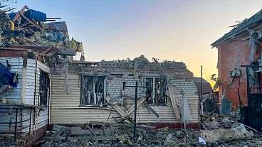 Esta foto publicada por el gobernador en funciones de la región de Kursk, Alexei Smirnov, muestra una casa dañada tras un bombardeo ucraniano en la ciudad de Sudzha, Kursk, 6 de agosto de 2024.