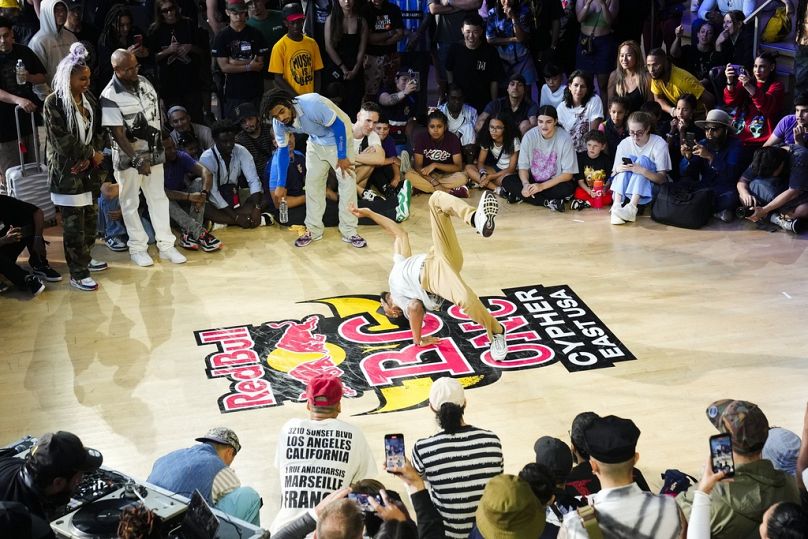 Christian Walker (B-Boy Mach Phive) affronte Brandon McCrimmon (B-Boy No Centss), lors de l'événement de breakdance Red Bull BC One East Cypher, le 12 août 2023.