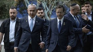 İsrail Başbakanı Benjamin Netanyahu, solda, Cumhurbaşkanı Isaac Herzog ile birlikte Herzl Dağı Askeri Mezarlığı'nda Ze'ev Jabotinsky için yapılan devlet anıtında yürüyor. 