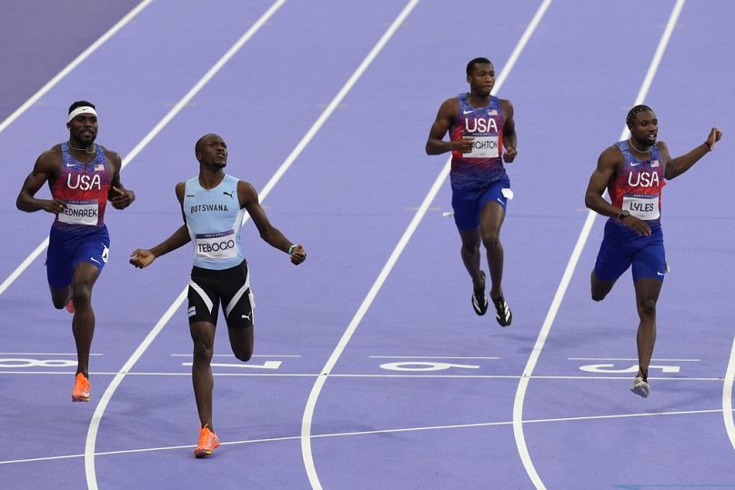 Letsile Tebogo franchit la ligne d'arrivée de la finale du 200 mètres hommes le 8 août 2024.