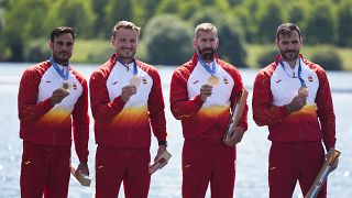 Carlos Arévalo, Marcus Cooper, Saúl Craviotto y Rodrigo Germade de España posan durante una ceremonia de medallas en los Juegos Olímpicos de 2024, el 8 de agosto de 2024.