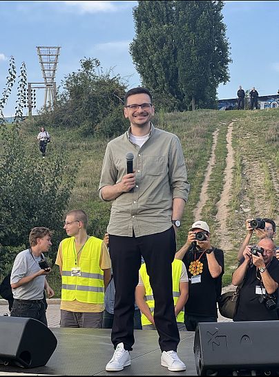 Ilya Yashin speaks at Berlin's Mauerpark. 