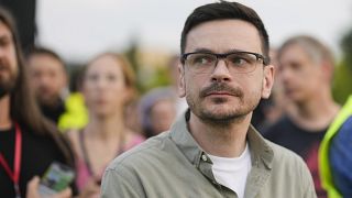 Político da oposição russa Ilya Yashin participa num evento com apoiantes no Mauerpark em Berlim, Alemanha, quarta-feira, 7 de agosto de 2024.