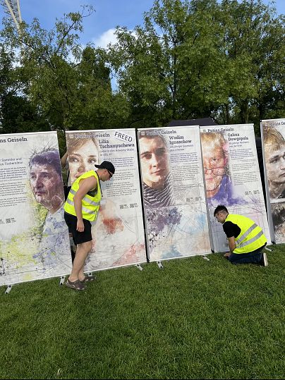 Plakate mit russischen Oppositionellen