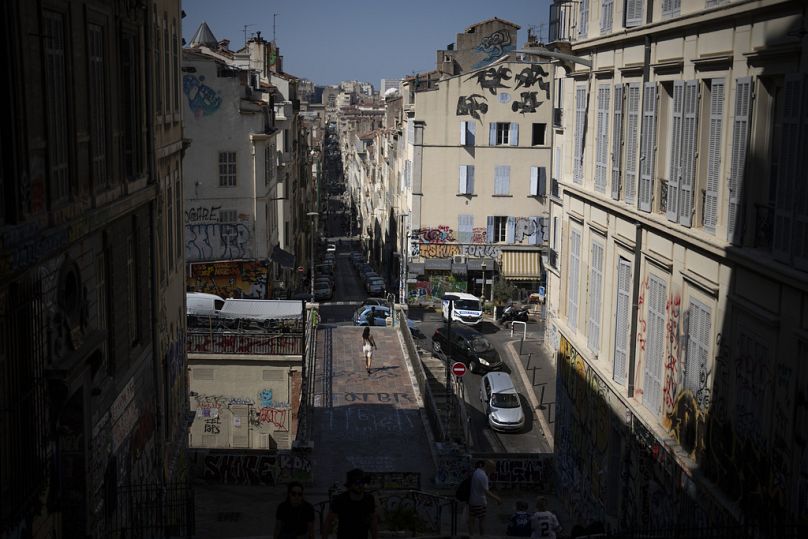 Une femme marche sous la chaleur à Marseille, dans le sud de la France.