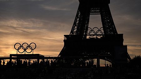 Les Anneaux olympiques sur la Tour Eiffel à Paris