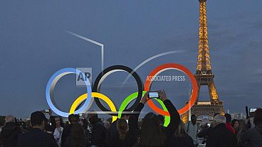 Imagen de los aros olímpicos cerca de la Torre Eiffel, en París.