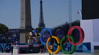 Imagen de los aros olímpicos cerca de la Torre Eiffel, en París.