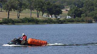 Ein Jetski zieht Bojen von den CrossFit Games am Marine Creek Lake ein, wo ein Athlet während des Schwimmwettbewerbs am Donnerstag, 8. August 2024 in Fort Worth, Texas, ertrunken ist.