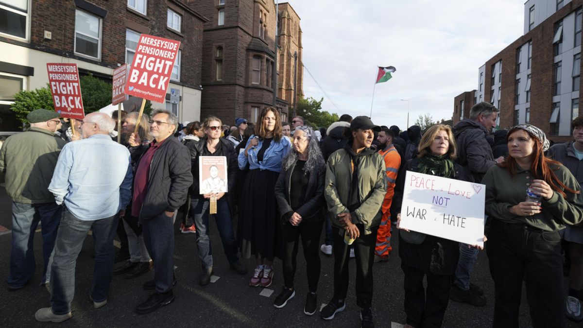 Des contre-manifestants antifascistes se rassemblent à Liverpool, au Royaume-Uni, le mercredi 7 août 2024.