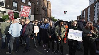 Gegendemonstranten versammeln sich in Liverpool, bevor Einwanderungsgegner Dutzende von Demonstrationen im ganzen Land durchführen. 7. August 2024.