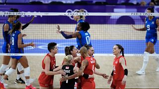 Filenin Sultanları, 8 Ağustos 2024 Perşembe günü Paris'te İtalya'ya karşı oynanan 2024 Yaz Olimpiyatları kadınlar voleybol yarı final maçında bir puanı kutluyor