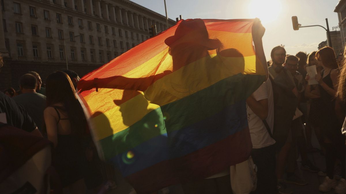 Manifestantes junto ao Parlamento búlgaro, quinta-feira, 8 de agosto de 2024, em Sófia, Bulgária contra lei que proíbe que se fale de LGBTQ+ nas escolas