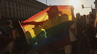 Manifestantes junto ao Parlamento búlgaro, quinta-feira, 8 de agosto de 2024, em Sófia, Bulgária contra lei que proíbe que se fale de LGBTQ+ nas escolas