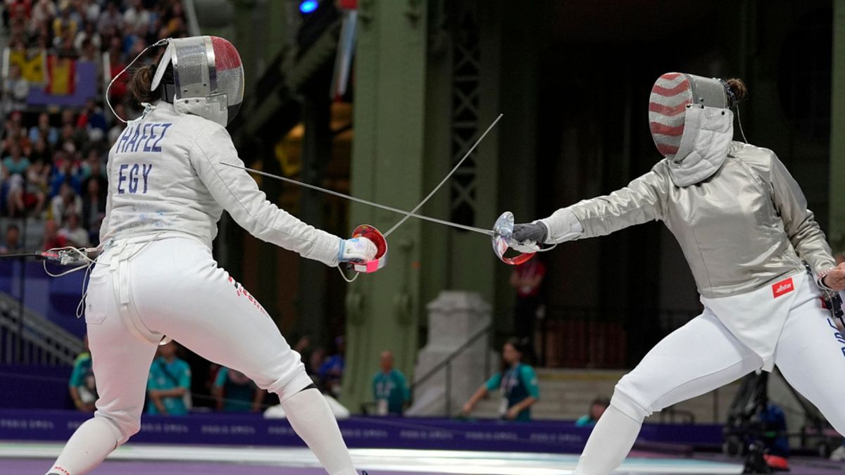 Nada Hafez, do Egipto, e Elizabeth Tartakovsky, dos Estados Unidos, competem durante os Jogos Olímpicos de verão de 2024 no Grand Palais, segunda-feira, 29 de julho de 2024, em Paris, França.