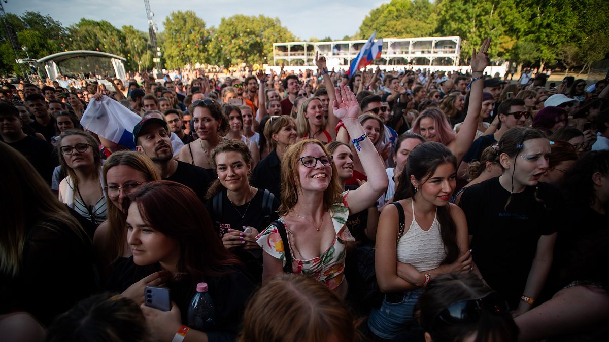 Fesztiválozók a Sziget nagyszínpadánál