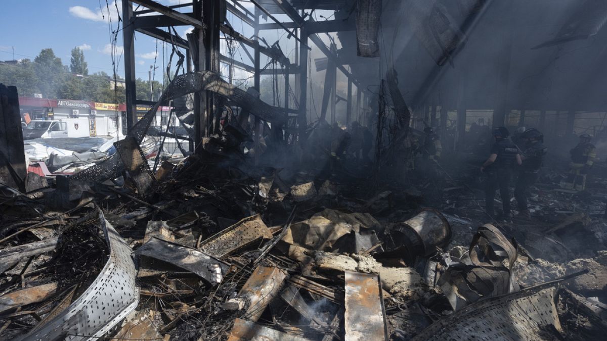 Rettungskräfte suchen nach Opfern nach dem Einschlag einer russischen Rakete in einen Supermarkt in Kostiantynivka, Region Donezk, Ukraine, am Freitag, 9. August 2024.