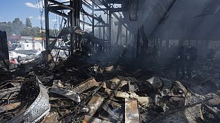 Rettungskräfte suchen nach Opfern nach dem Einschlag einer russischen Rakete in einen Supermarkt in Kostiantynivka, Region Donezk, Ukraine, am Freitag, 9. August 2024.