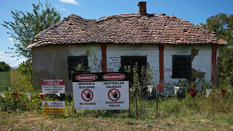 Um sinal que diz "acesso proibido a pessoas não autorizadas" é exibido em frente a uma casa comprada pela empresa Rio Tinto em Gornje Nedeljice, Sérvia, 6 de agosto de 2024.