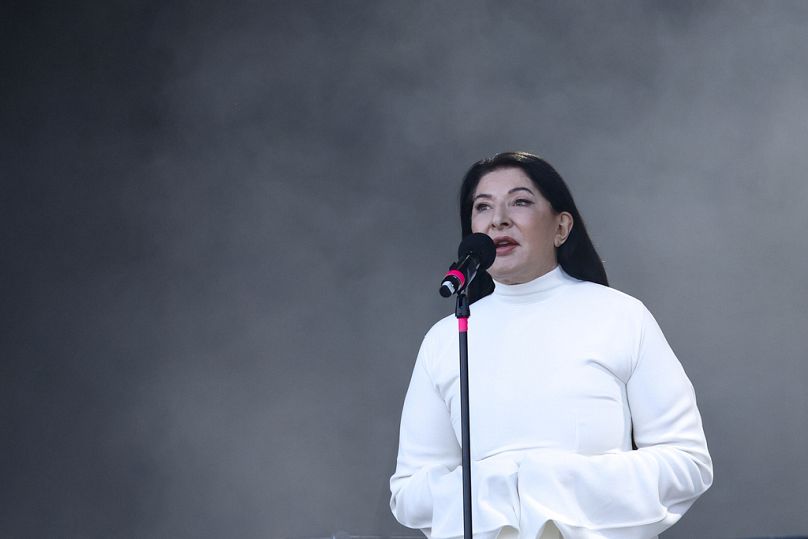 Marina Abramovic, Glastonbury 2024'de konuşma yapıyor.